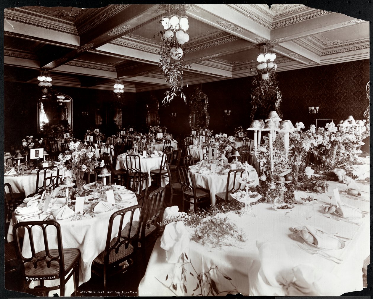 Terített asztalok az Electric Club bankettjéhez a Hotel Delmonicoban, 1902 (ezüst zselatin nyomat) alkotó: Byron Company