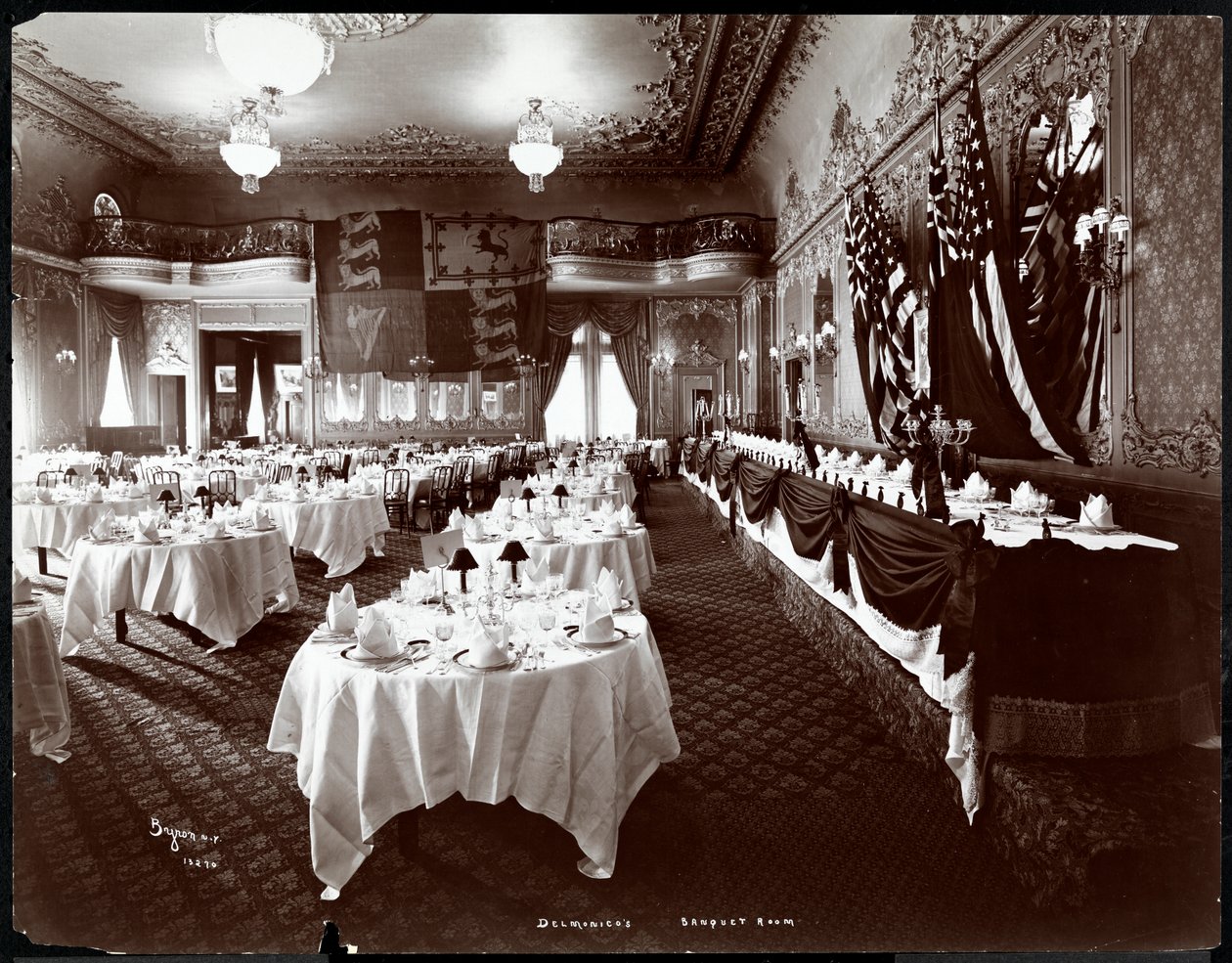 Terített asztalok a Hotel Delmonico bankett termében, 1902 (ezüst zselatin nyomat) alkotó: Byron Company