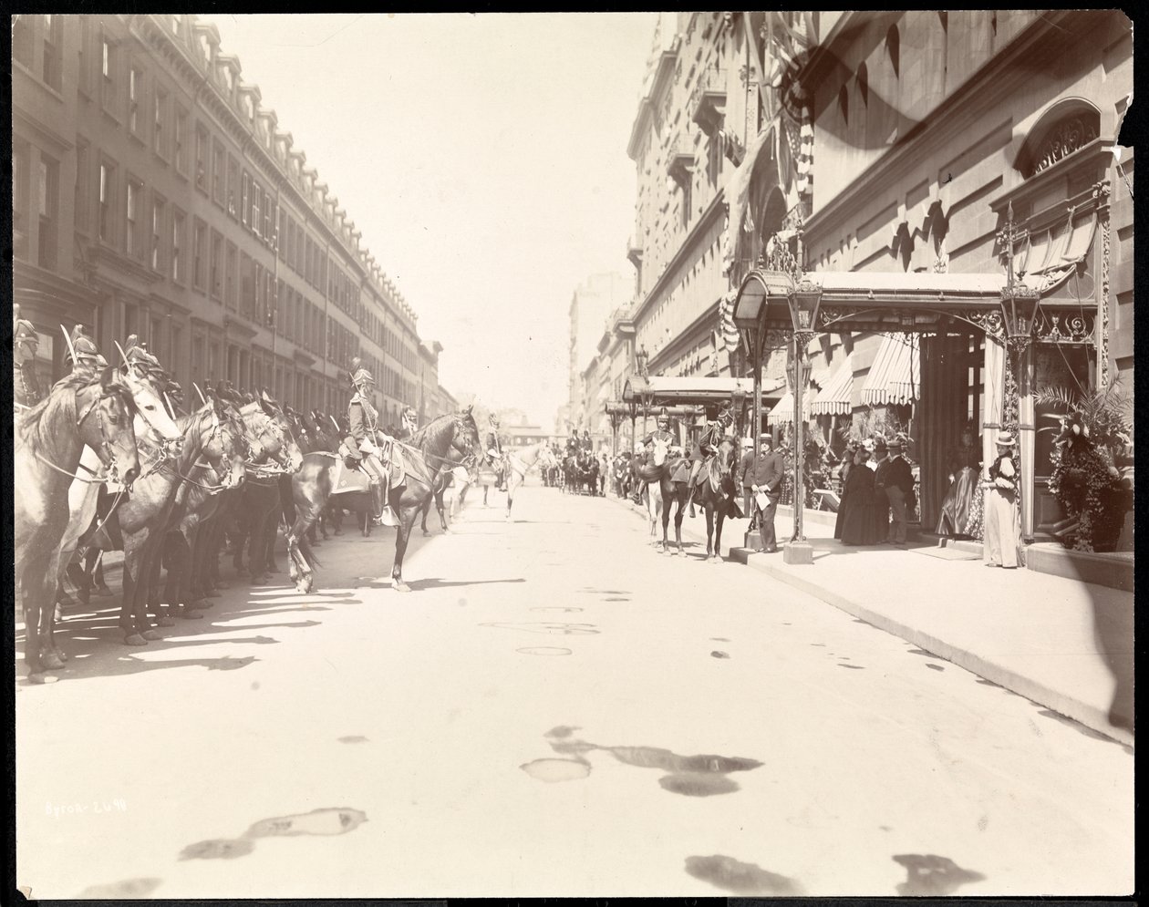 A kormányzó személyzete várja Li Hung Chang érkezését a Waldorf Astoria Hotelben, New York, 1896 (ezüst zselatinos nyomat) alkotó: Byron Company
