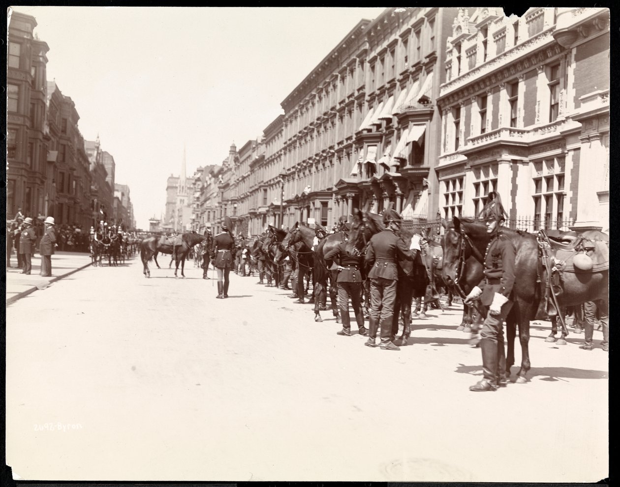 A kormányzó személyzete Li Hung Chang érkezésére vár a Waldorf Astoria Hotelben, 34th Street, New York, 1896 (ezüst zselatin nyomat) alkotó: Byron Company
