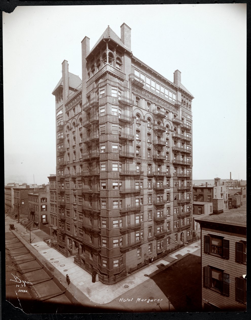 The Hotel Margaret, Brooklyn, 1907 (ezüst zselatin nyomat) alkotó: Byron Company