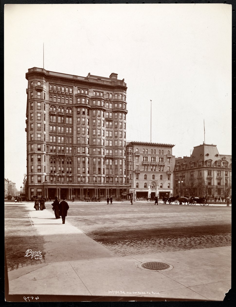 A Hotel Savoy az 59. utca és az 5. sugárút sarkán, a Central Park bejárata felől, New York, 1898 (ezüstzselatinos nyomat) alkotó: Byron Company