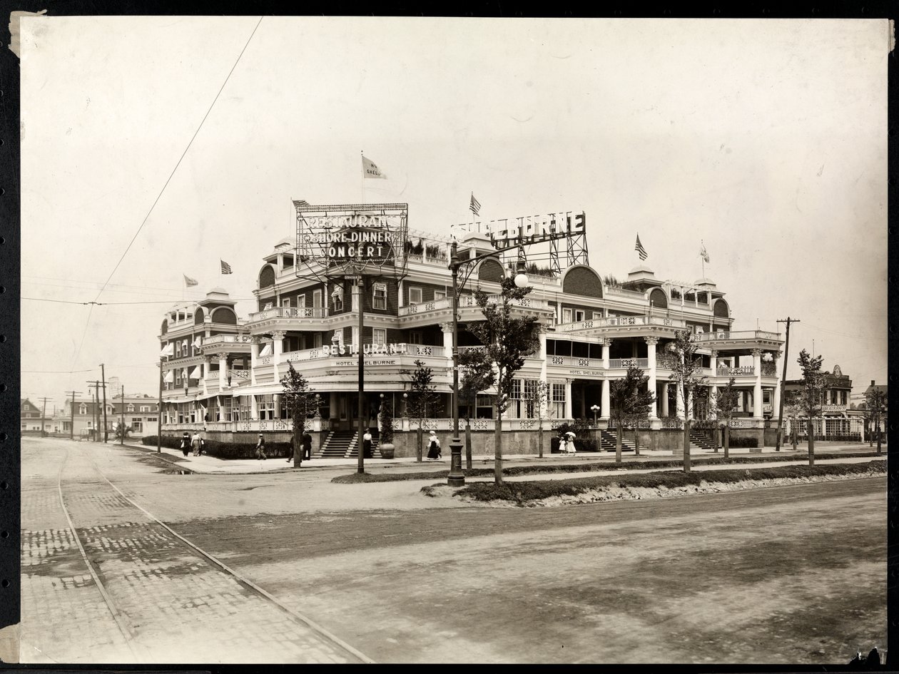 A Hotel Shelburne a Sea Breeze Avenue és az Ocean Parkway sarkán, Coney Island, New York, 1913 körül (ezüst zselatinos nyomat) alkotó: Byron Company