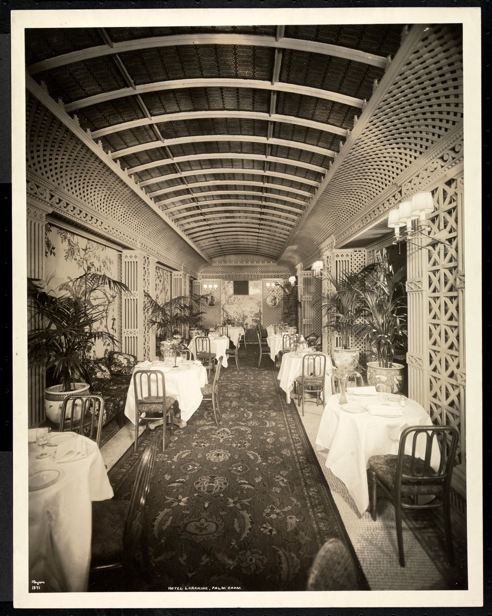The Palm Room étterem a Hotel Lorraine-ban, 1923 (ezüst zselatin nyomat) alkotó: Byron Company