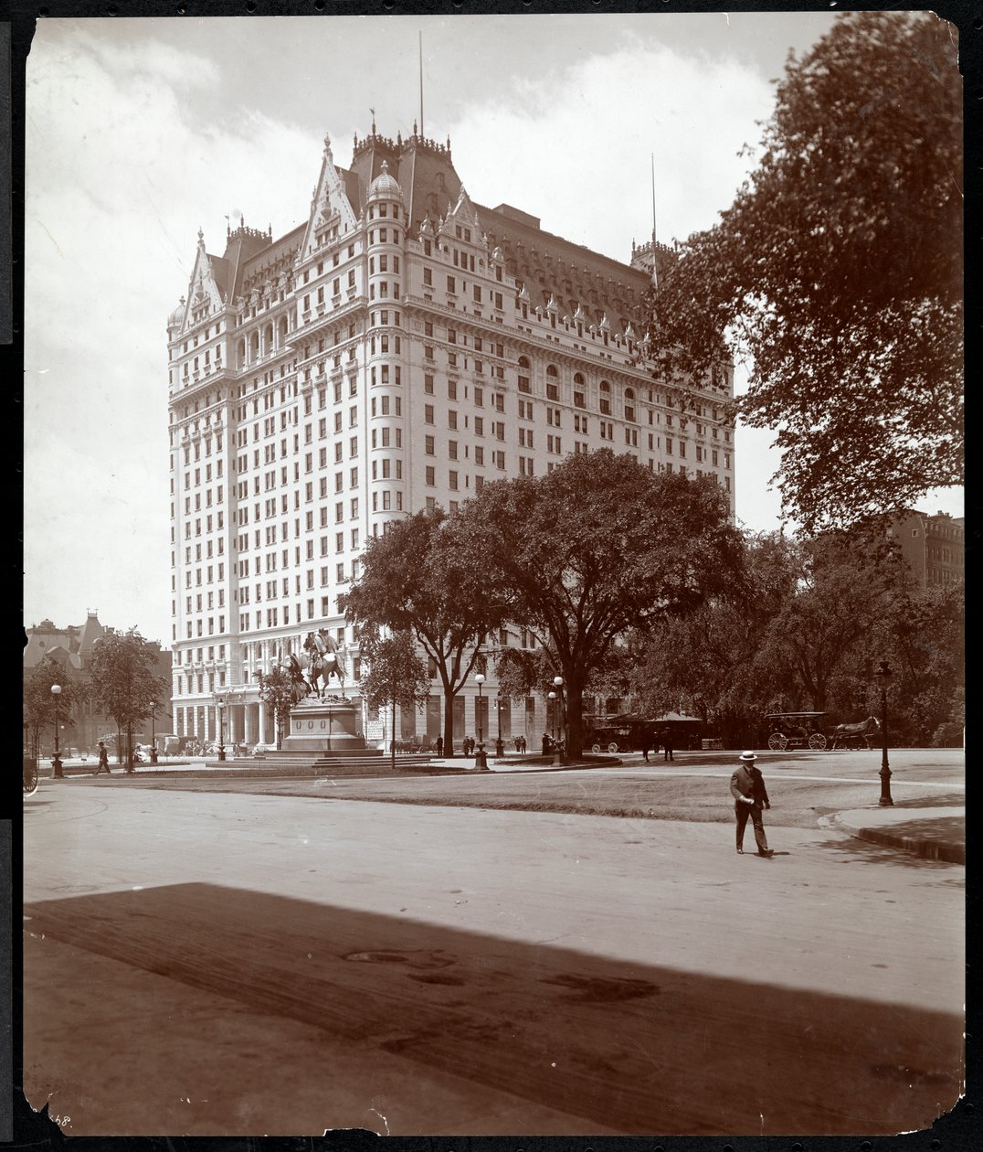 The Plaza Hotel, 5. sugárút és 59. utca, New York, 1907 (ezüstzselatinos nyomat) alkotó: Byron Company