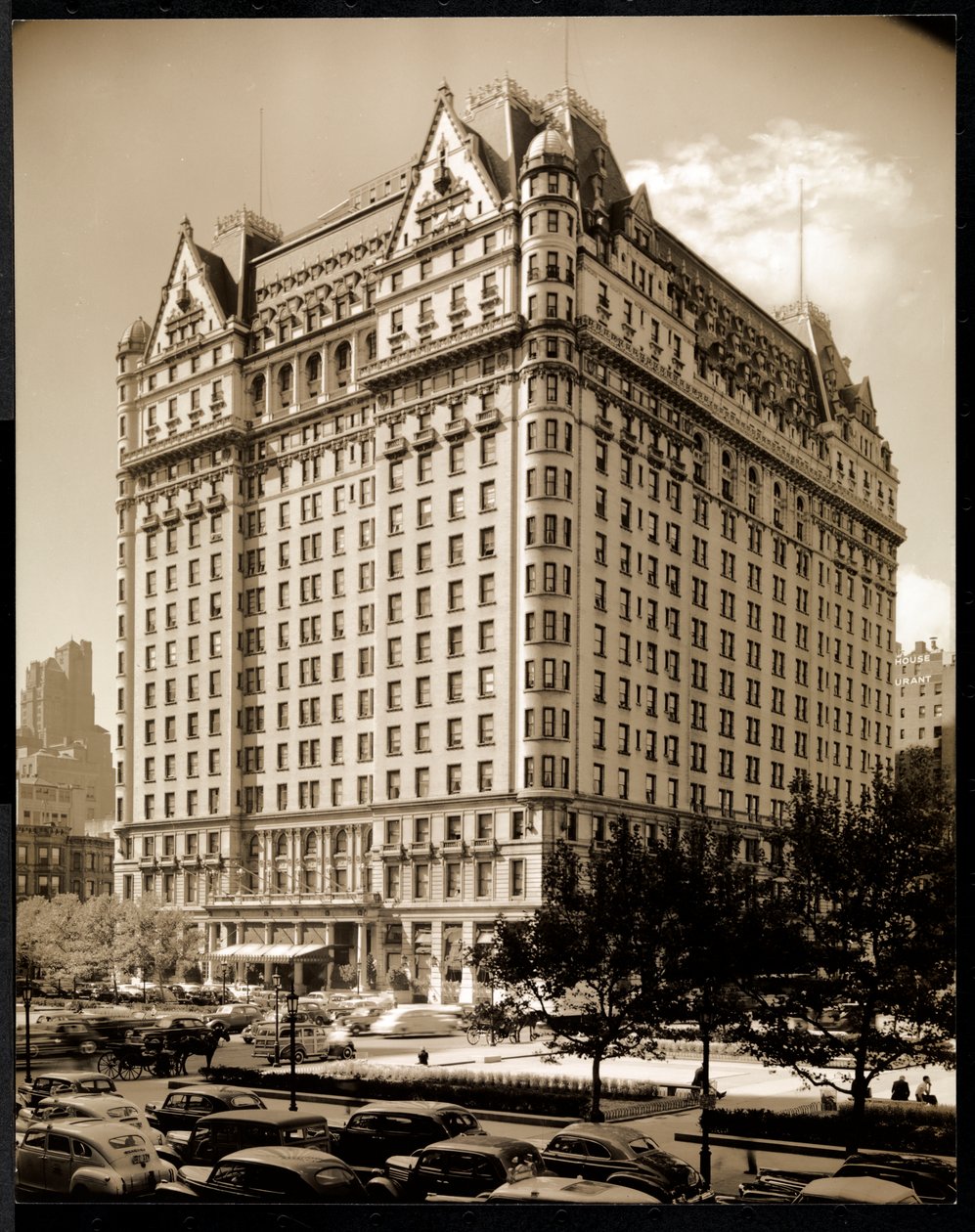 The Plaza Hotel, 5th Avenue és 59th Street, New York, 1937 körül (ezüst zselatin nyomat) alkotó: Byron Company