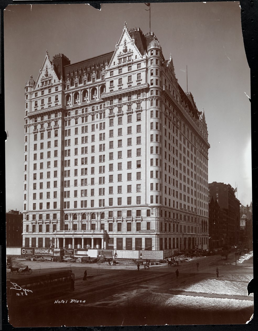 A Plaza Hotel építés alatt, 5th Avenue és 59th Street, New York, 1907 körül (ezüst zselatin nyomat) alkotó: Byron Company