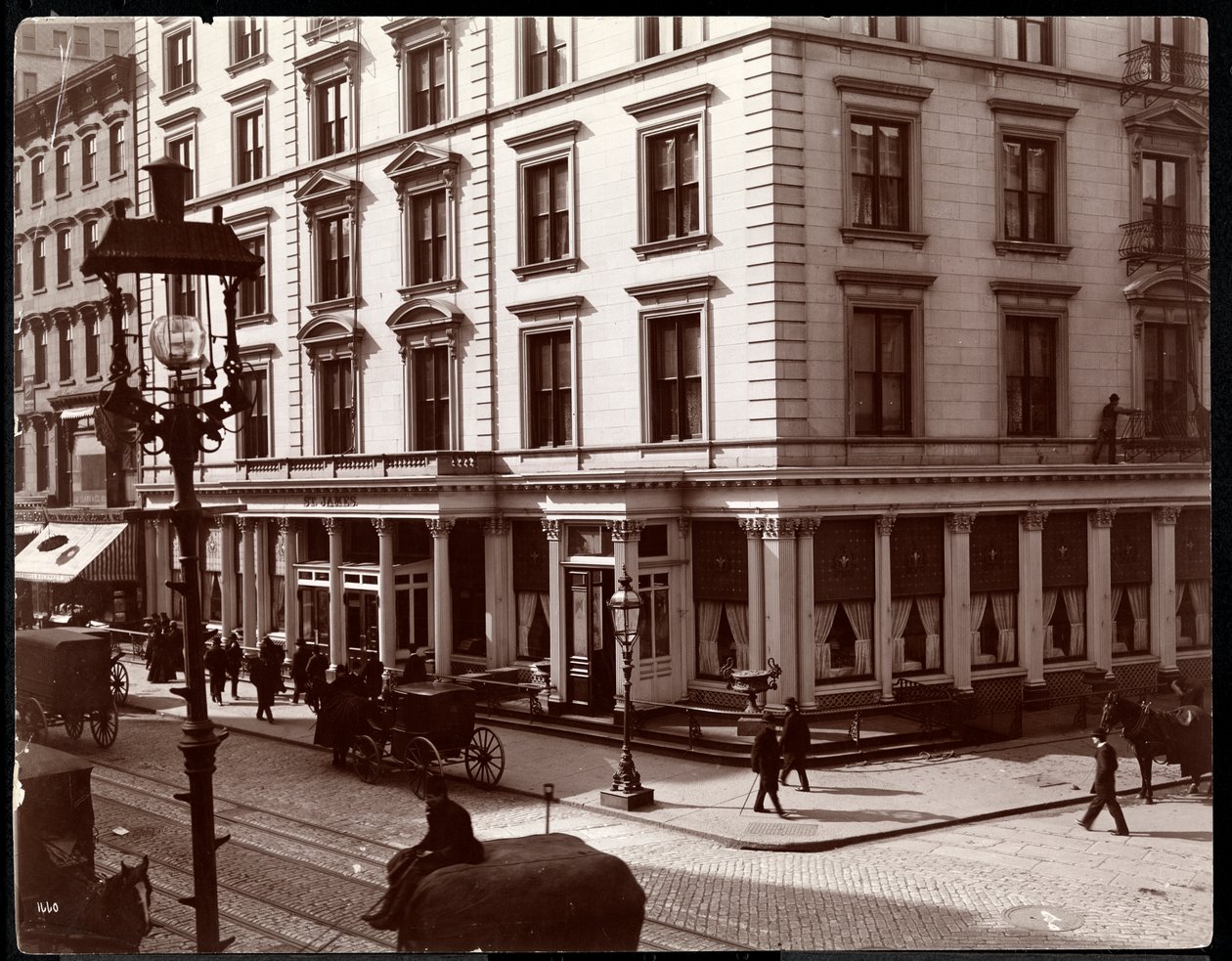 A St. James Hotel, a Broadway és a 26. vagy 27. utca északkeleti sarka, New York, 1896 (ezüst zselatin nyomat) alkotó: Byron Company