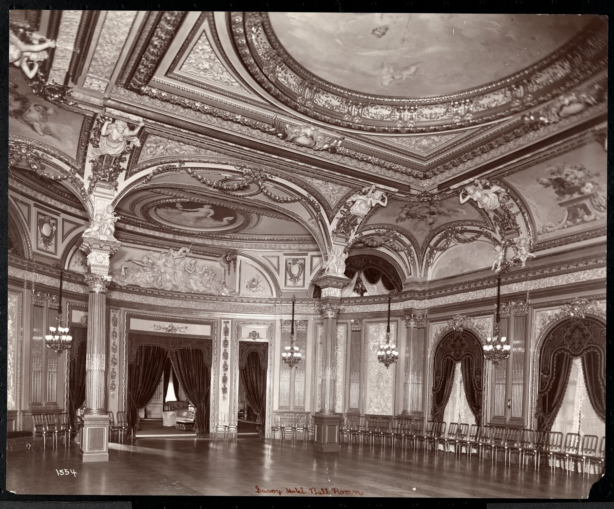 A Hotel Savoy bálterme, 1895-96 körül (ezüstzselatinos nyomat) alkotó: Byron Company