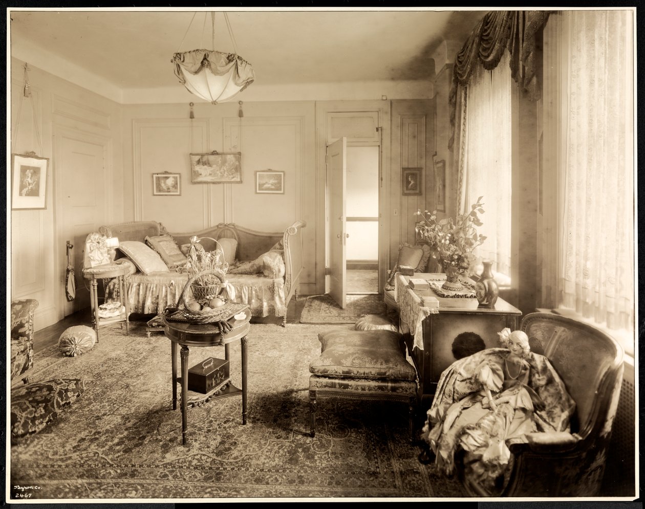 A Hotel Majestic 1047-es lakosztályának szalonja, 1925 (ezüstzselatinos nyomat) alkotó: Byron Company