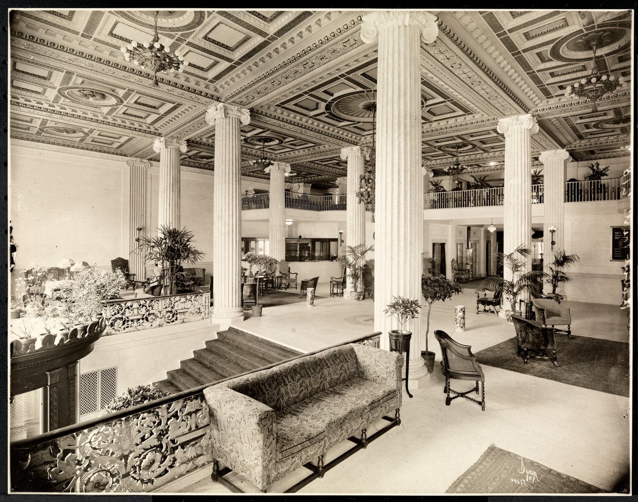 A Robert Treat Hotel bejárata és előcsarnoka, Newark, New Jersey, 1916 (ezüstzselatinos nyomat) alkotó: Byron Company