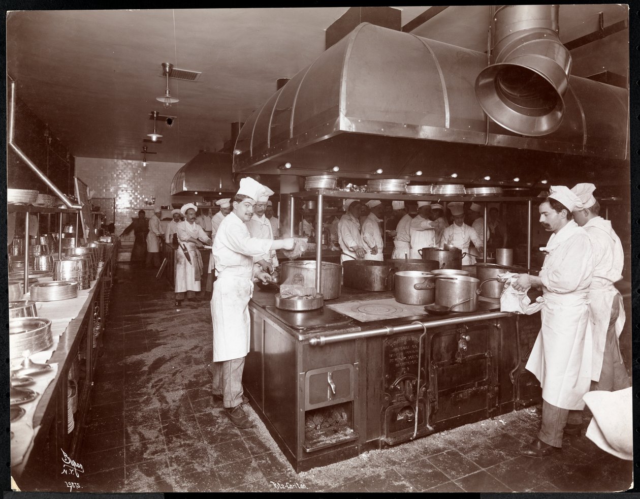 A Ritz-Carlton Hotel konyhája, 1910-1911 körül (ezüst zselatin nyomat) alkotó: Byron Company