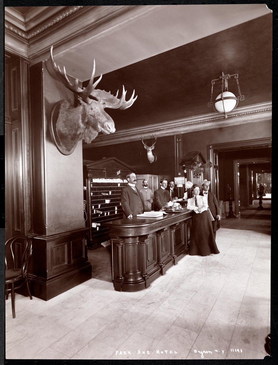 A Park Avenue Hotel előcsarnoka és regisztrációs pultja, 1901 vagy 1902 (ezüst zselatin nyomat) alkotó: Byron Company