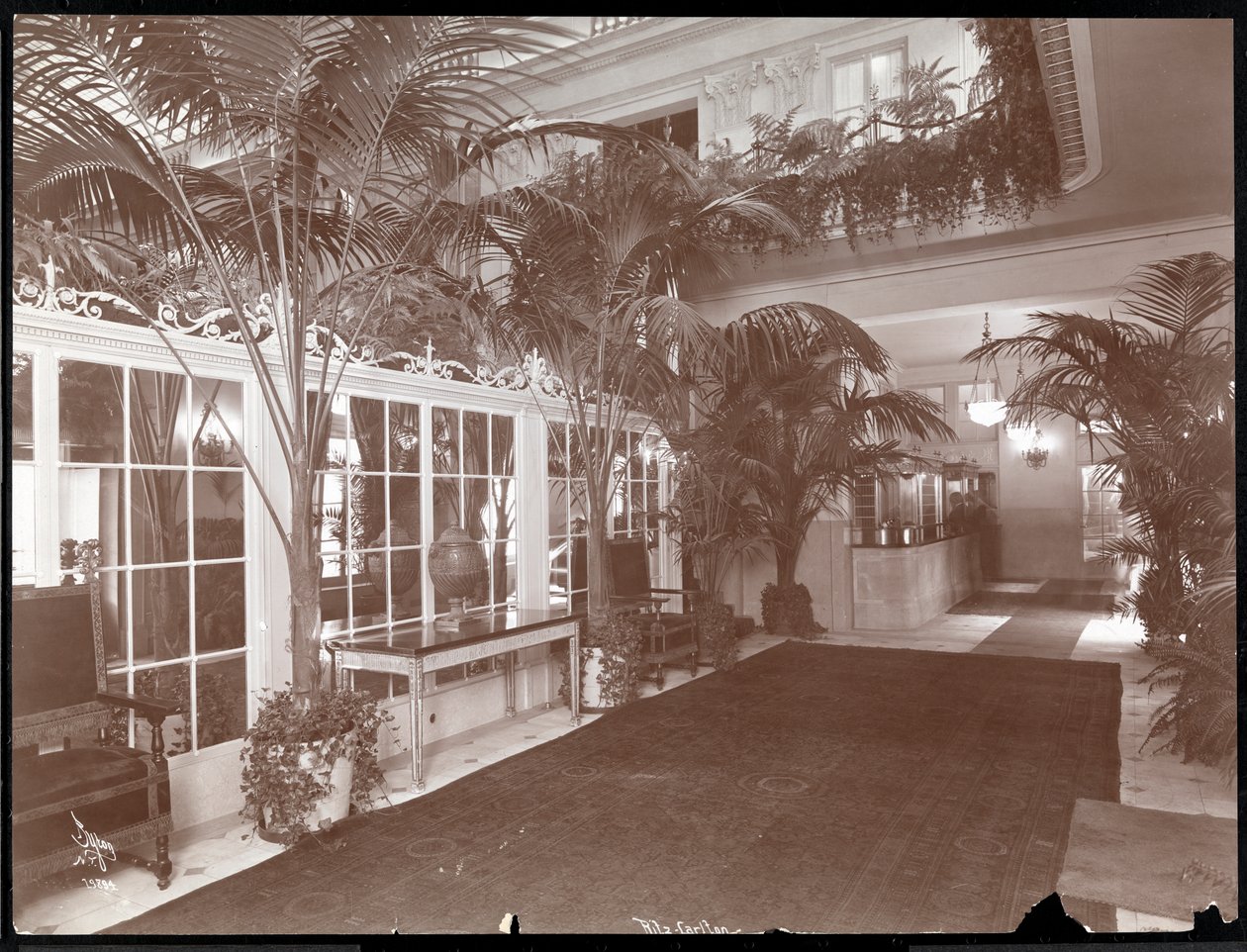 A Ritz-Carlton Hotel előcsarnoka és regisztrációs pultja, 1910-11 körül (ezüstzselatinos nyomat) alkotó: Byron Company