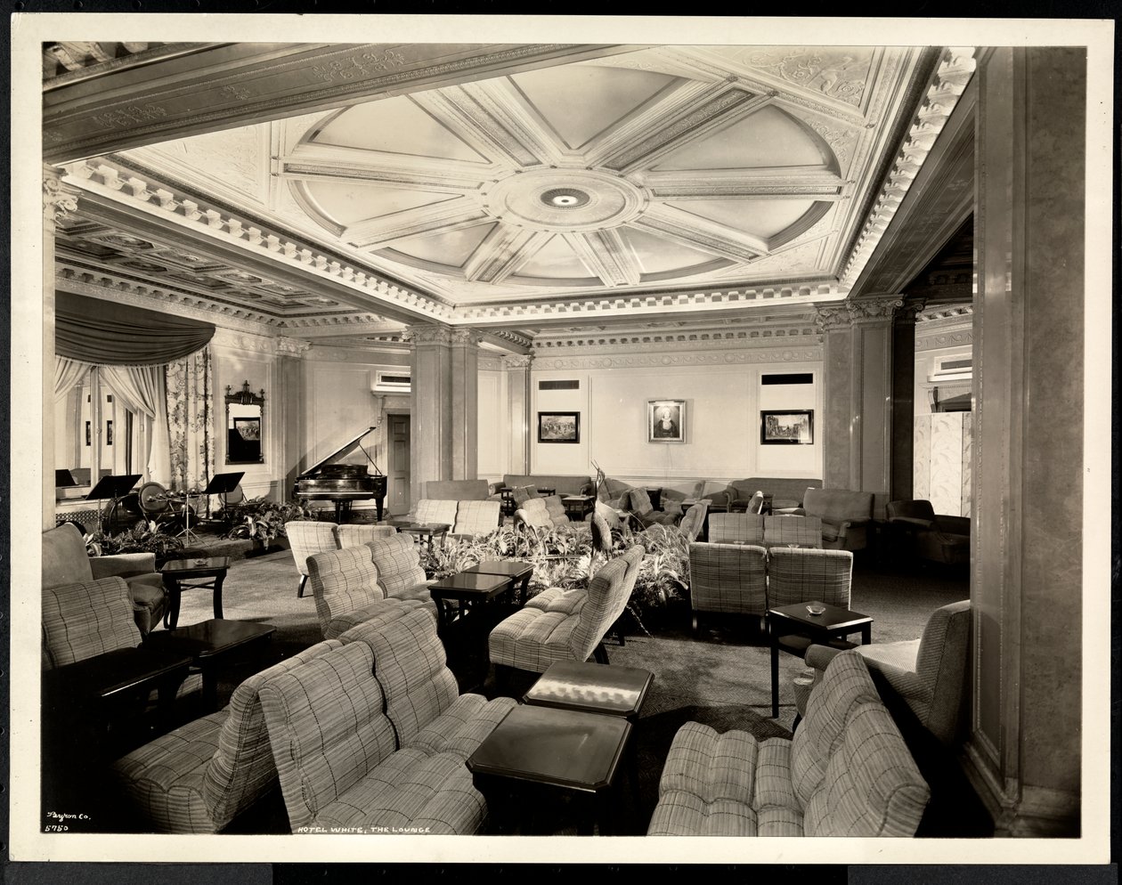 A társalgó keletre néz a Hotel White-ra, 37. utca és Lexington, New York, 1937. március 8. (ezüst zselatin nyomat) alkotó: Byron Company