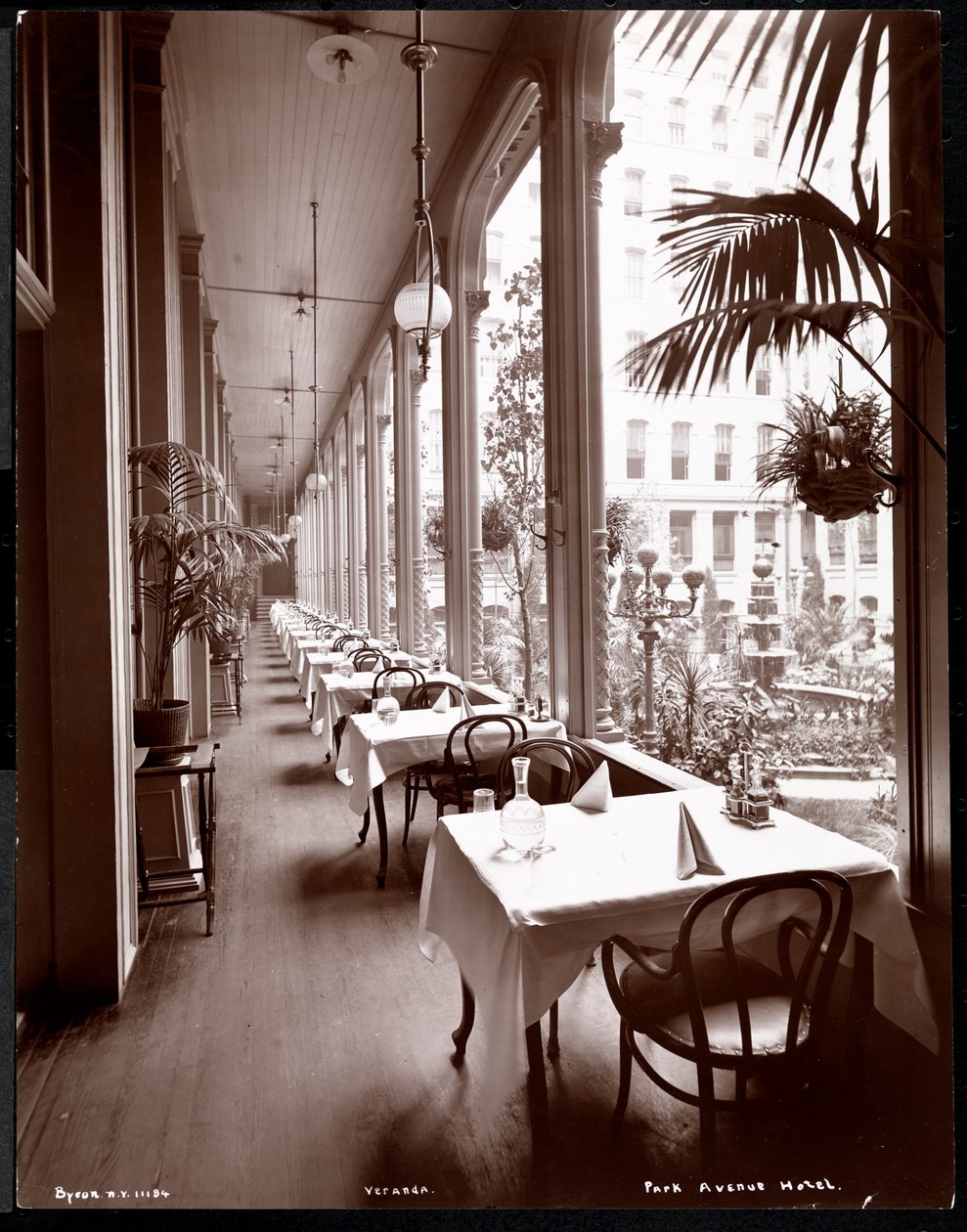 A Park Avenue Hotel verandája, 1901 vagy 1902 (ezüst zselatin nyomat) alkotó: Byron Company
