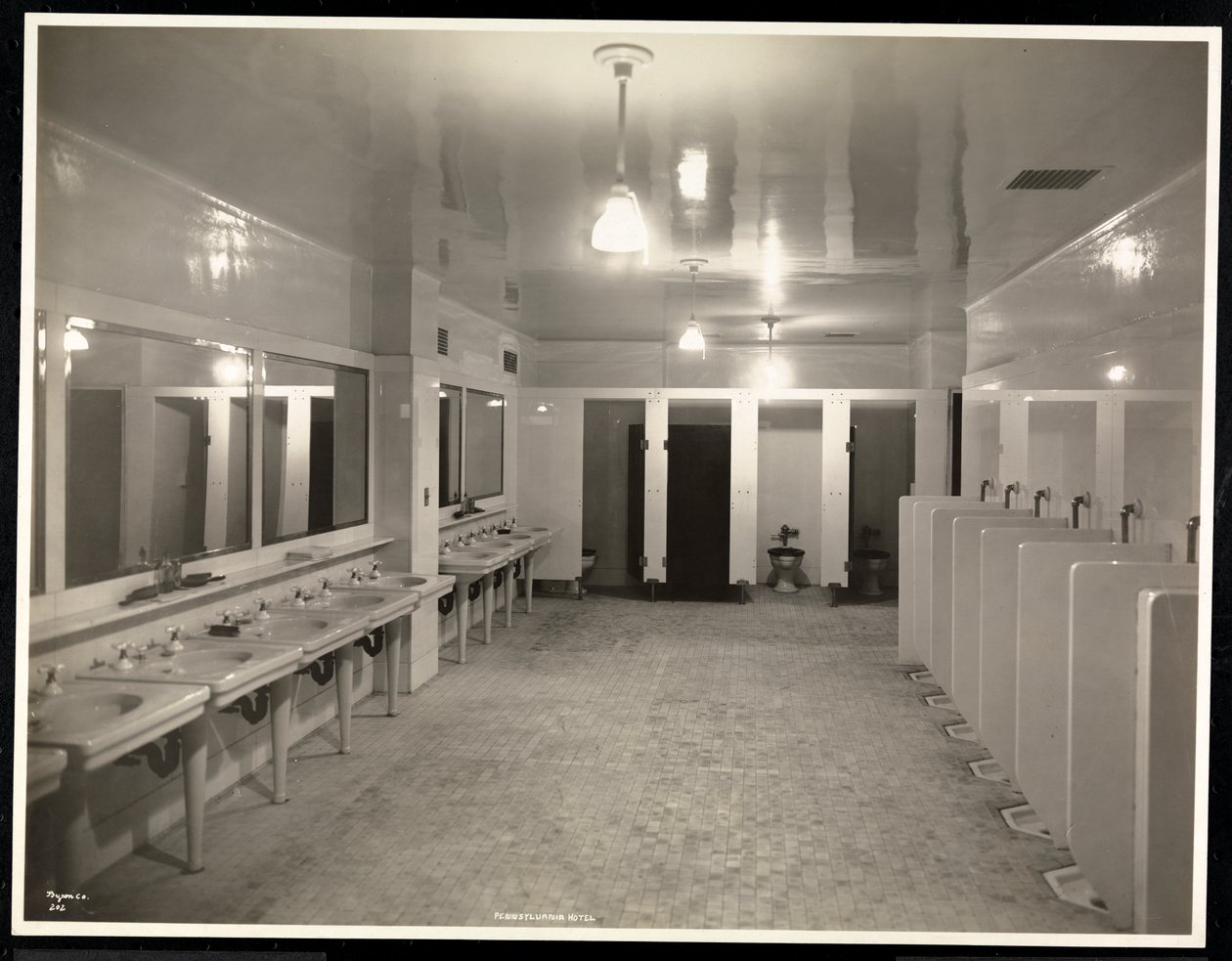 WC-k a Hotel Pennsylvaniában, 1918 (ezüst zselatin nyomat) alkotó: Byron Company