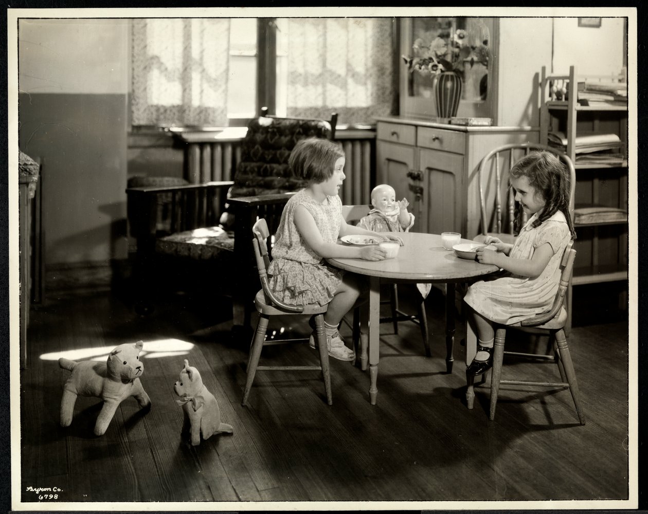 Két vak látássérült lány eszik egy kis asztalnál egy babával a New York-i Vakok Egyesületében, 111 East 59th Street, New York, 1933 (ezüst zselatinos nyomat) alkotó: Byron Company