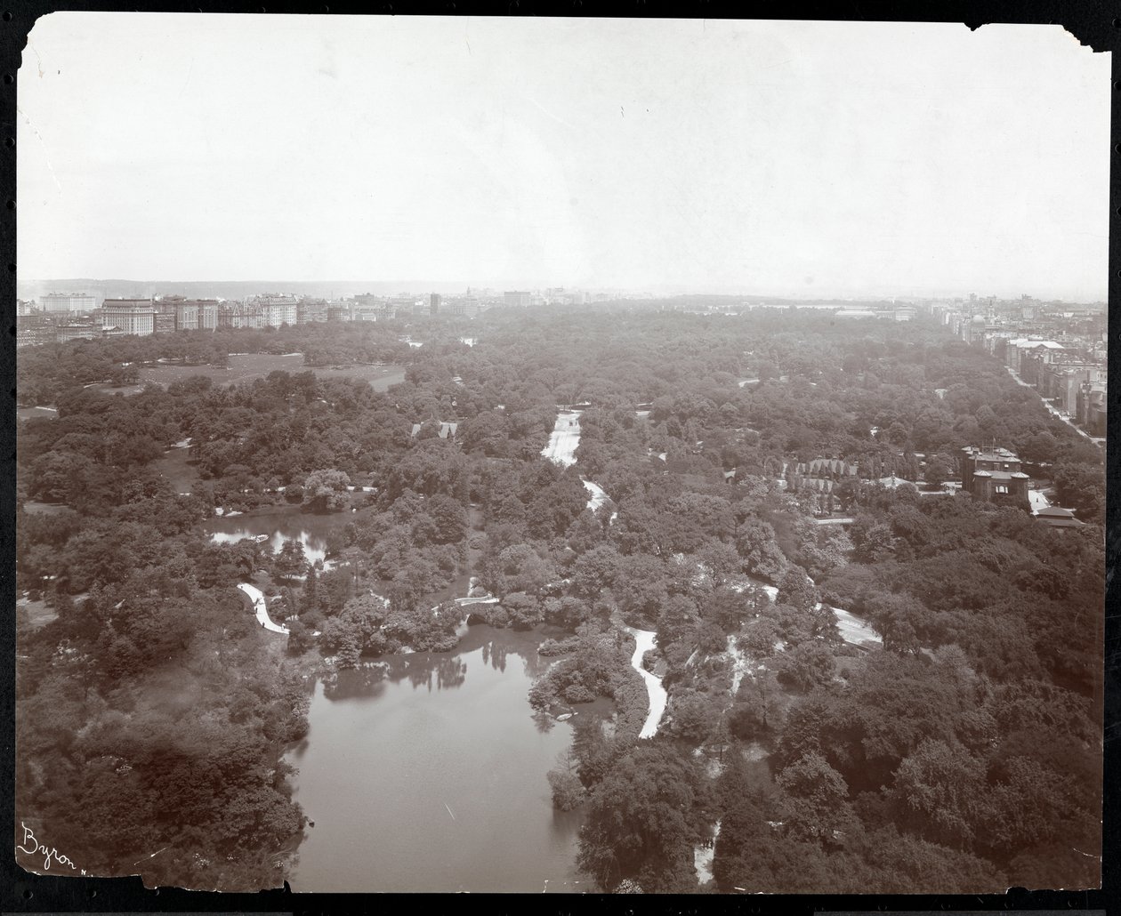 A Central Park látképe a Plaza Hotelből, 5. sugárút és 59. utca, New York, 1907 körül (ezüstzselatinos nyomat) alkotó: Byron Company