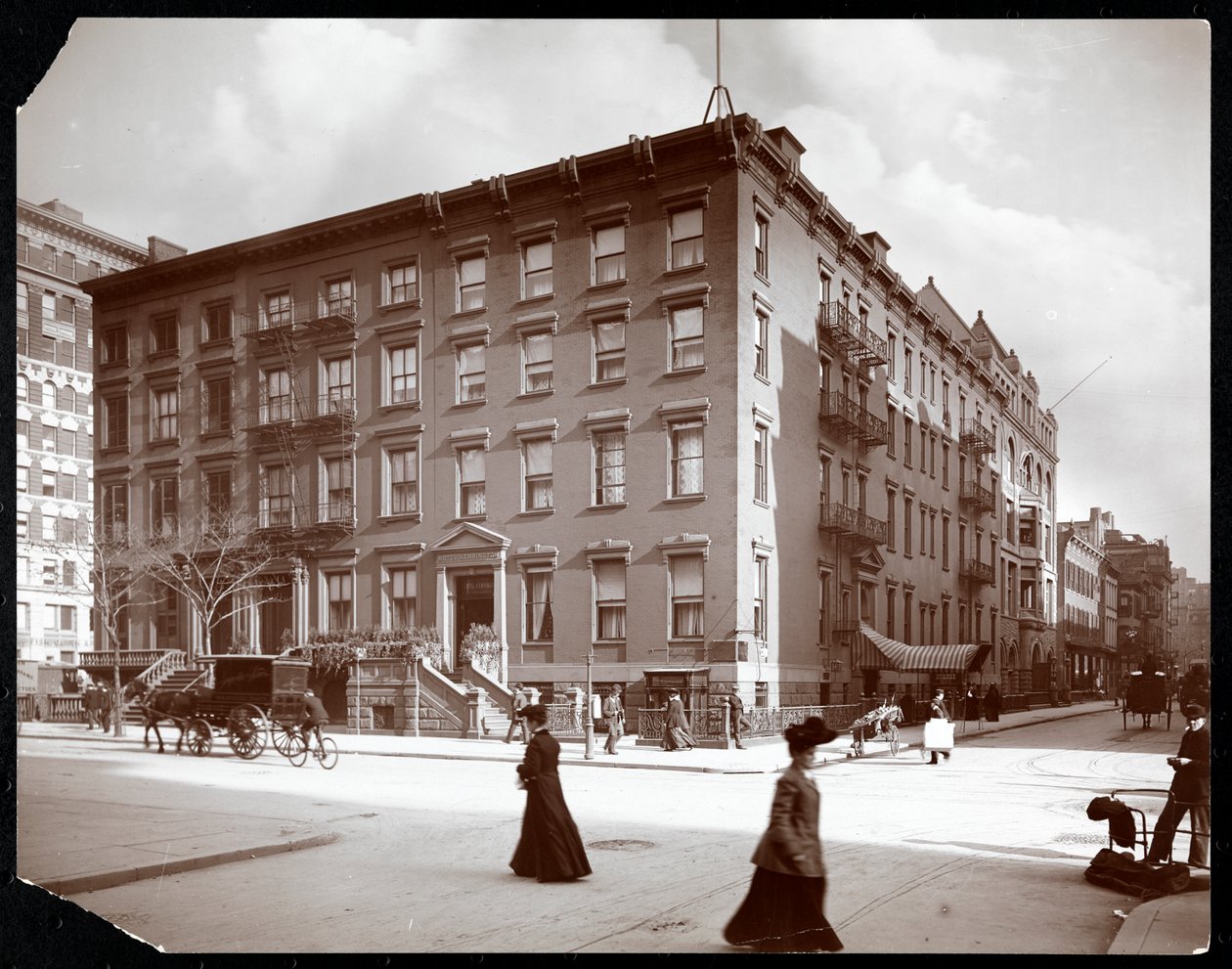 Kilátás a Hotel Kensingtonra a Fifth Avenue-n, a Washington Square közelében, New York, 1904 (ezüst zselatin nyomat) alkotó: Byron Company