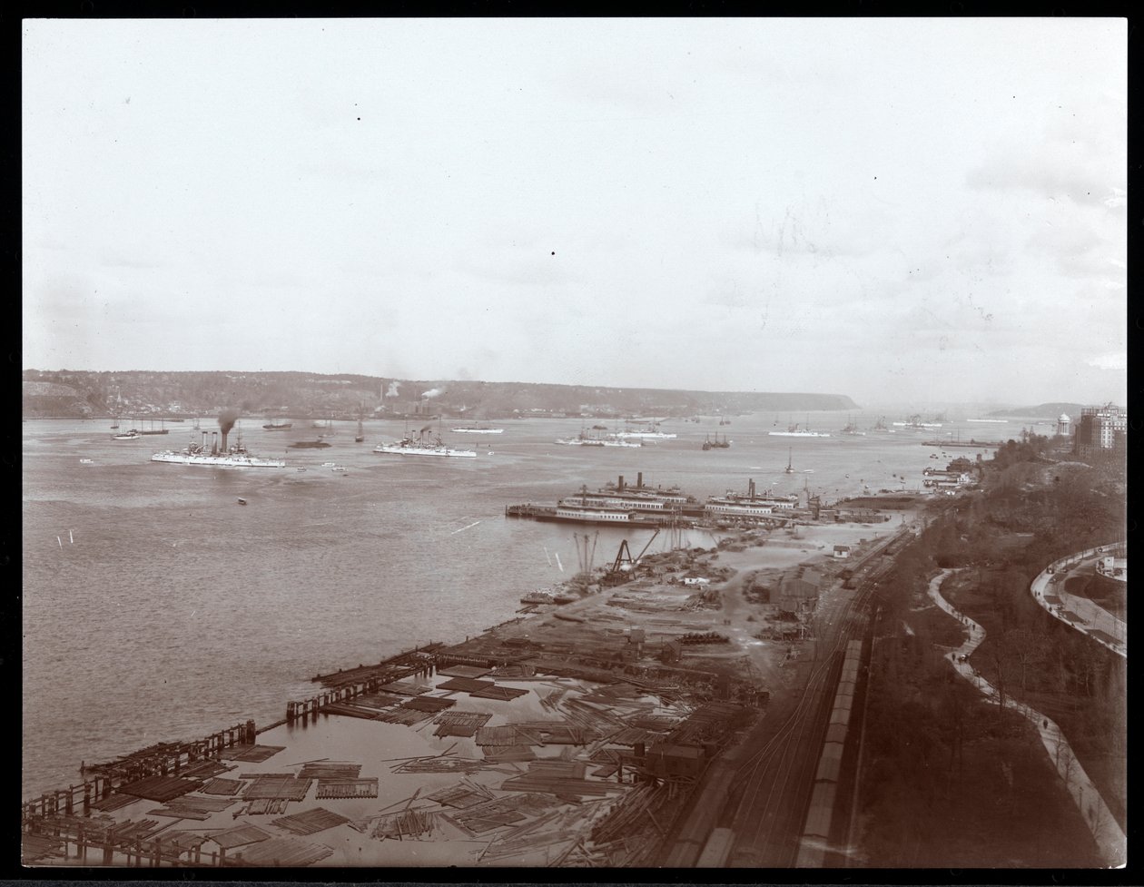 Az amerikai hadihajók látványa a Hudson folyón Lajos battenbergi herceg látogatása idején, 1905 (ezüstzselatinos nyomat) alkotó: Byron Company