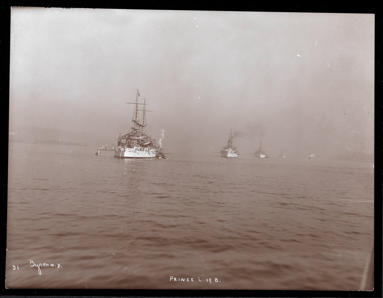 Egy amerikai hadihajókból álló karaván a Hudson folyón a ködben Battenbergi Lajos herceg látogatása idején, 1905 (ezüstzselatinos nyomat) alkotó: Byron Company