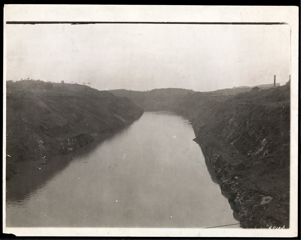 Kilátás a Panama-csatorna frissen ásott részének építkezés közben, 1912 vagy 1913 (ezüst zselatin nyomat) alkotó: Byron Company