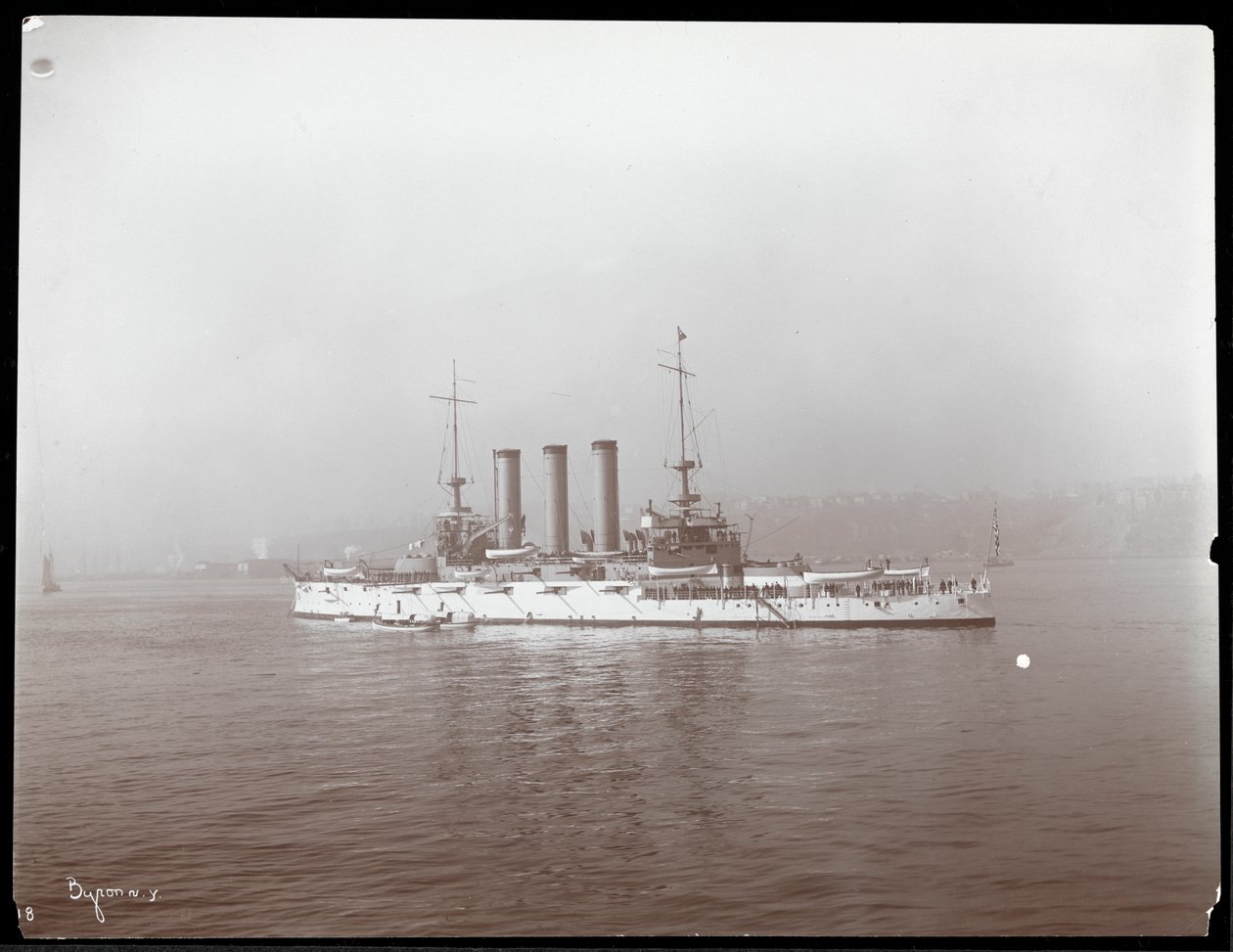 Kilátás egy katonai hajóra, feltehetően a Hudson folyón, West Point közelében, Lajos battenbergi herceg látogatásakor, 1905 (ezüst zselatin nyomat) alkotó: Byron Company