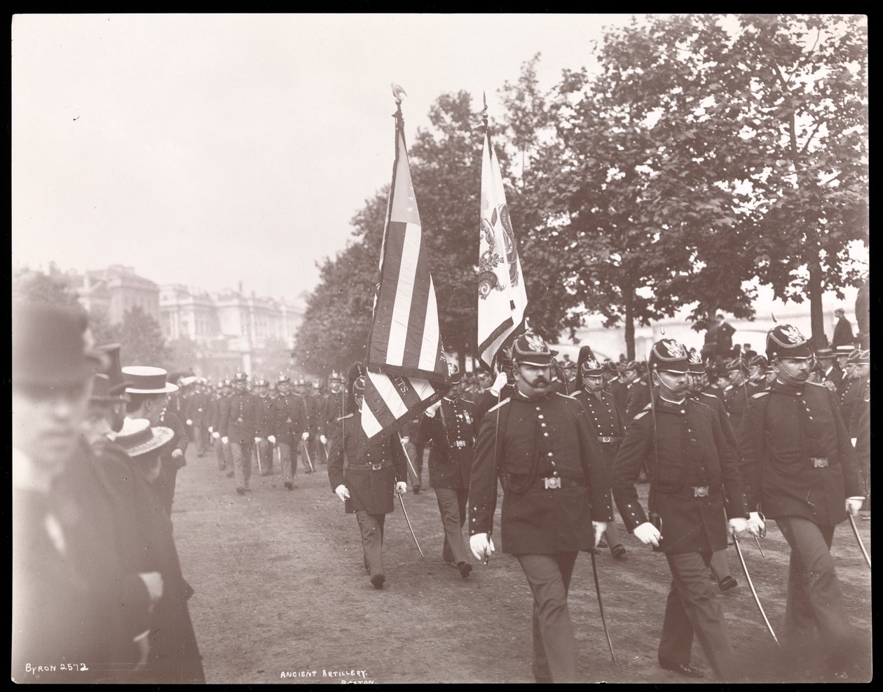 A bostoni ókori tüzérség képe felvonuláson Londonban, Angliában, 1897 (ezüst zselatin nyomat) alkotó: Byron Company