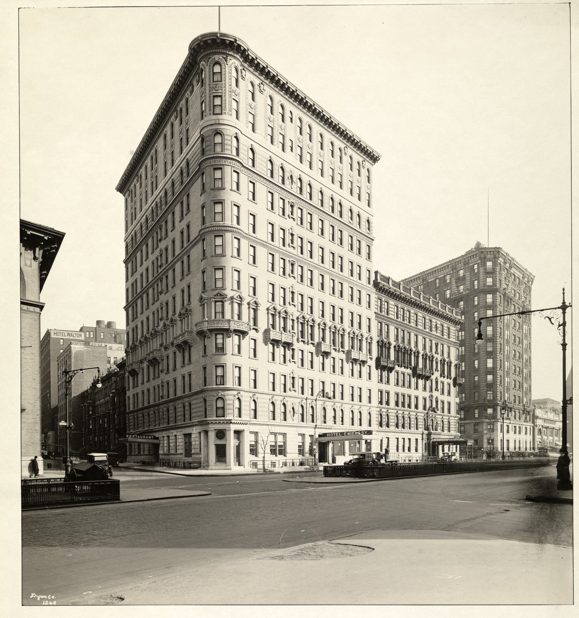 Kilátás a Hotel Embassy épületére a Broadway-n és a 70. utcában, New York, 1921 (ezüst zselatin nyomat) alkotó: Byron Company