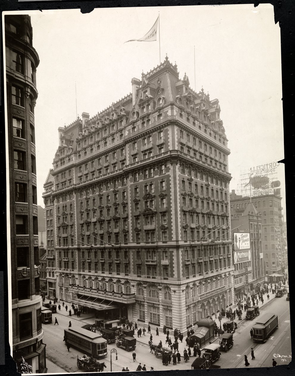 Kilátás a Hotel Knickerbockerre, Broadway és 42nd Street, New York, 1912 (ezüst zselatin nyomat) alkotó: Byron Company