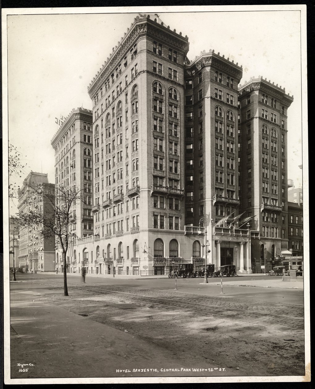 Kilátás a Hotel Majesticre a 72. utcában a Central Park West túloldaláról, New York, 1920 (ezüst zselatin nyomat) alkotó: Byron Company