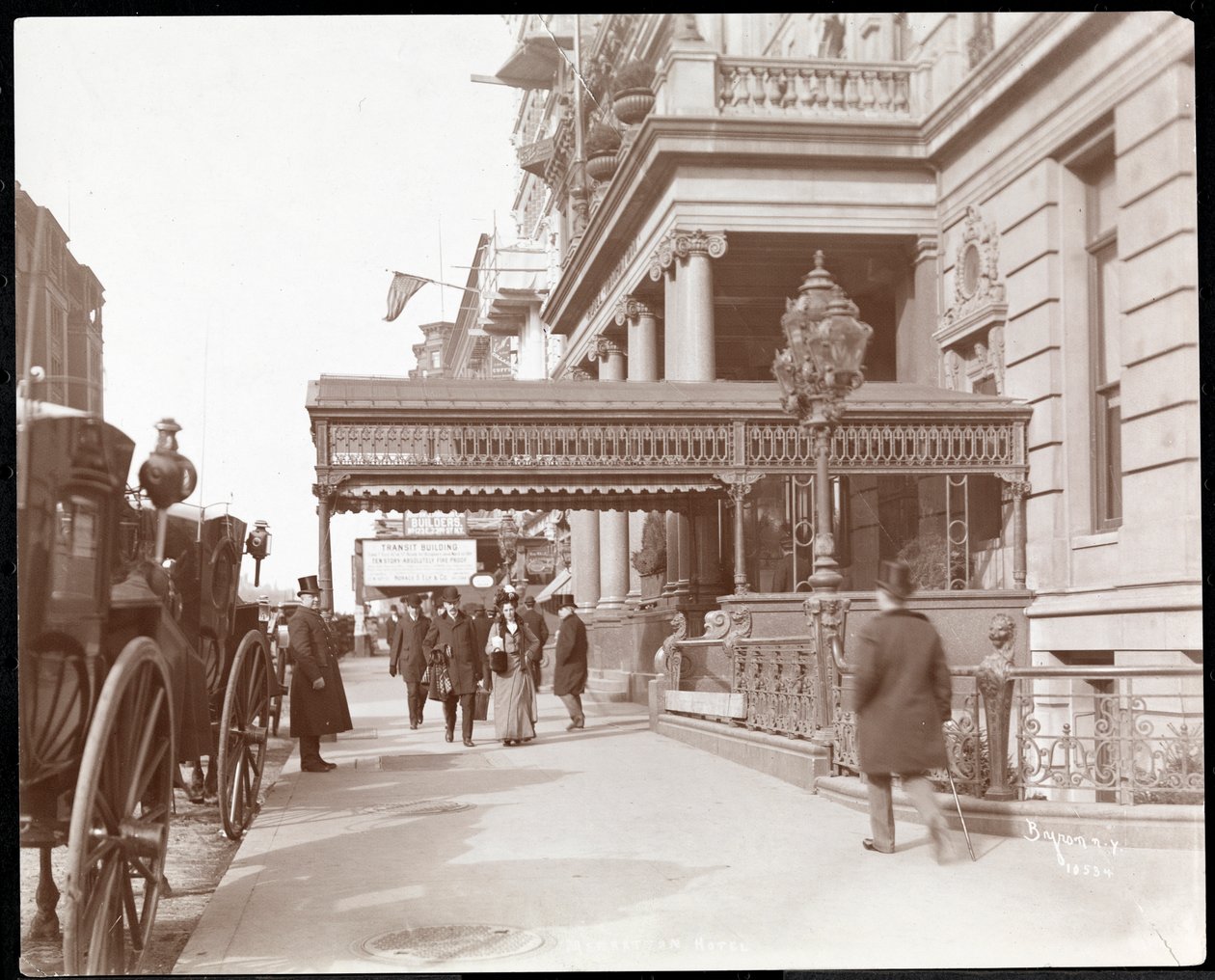 Kilátás a Hotel Manhattanre a 42. utcában és a Madison Avenue-n, New Yorkban, 1900 vagy 1901 (ezüst zselatin nyomat) alkotó: Byron Company