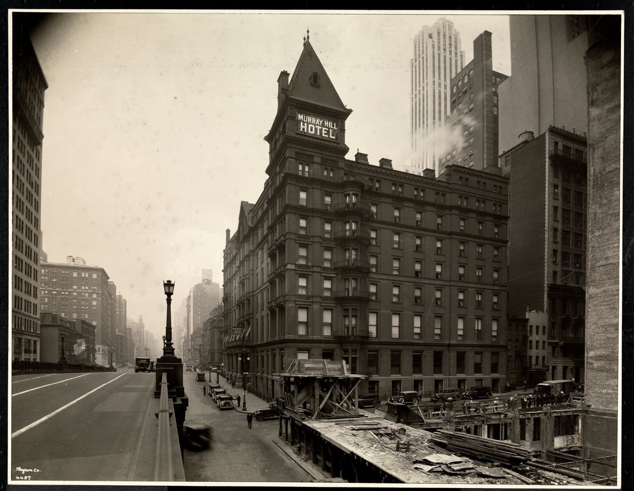 Kilátás a Murray Hill Hotelre, Park Avenue és 40th Street, New York, Park Avenue viaduktról, 1931 (ezüst zselatin nyomat) alkotó: Byron Company