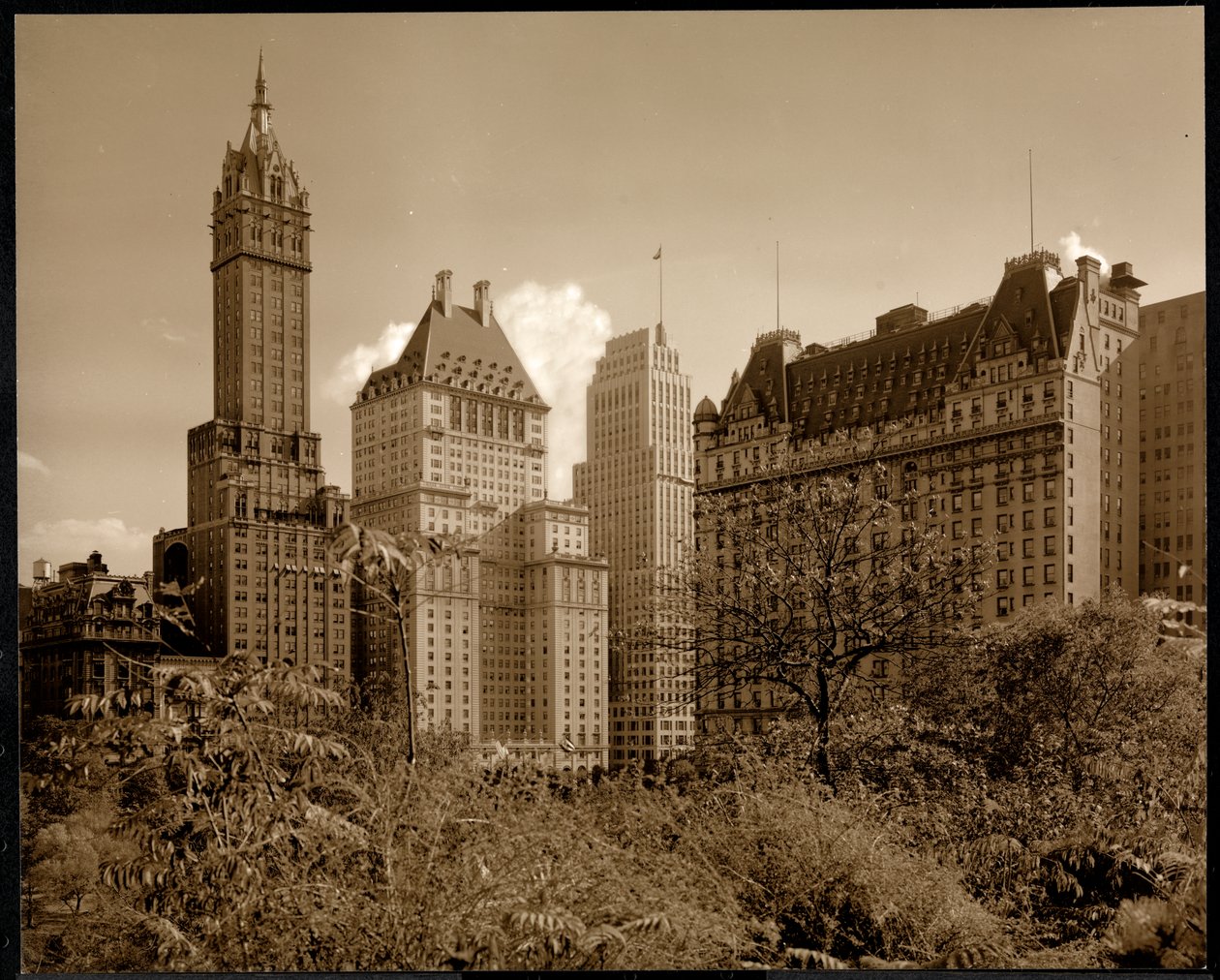 Kilátás a Savoy Plaza Hotelre, 59th Street és Fifth Avenue, New York, 1937 körül (ezüst zselatin nyomat) alkotó: Byron Company