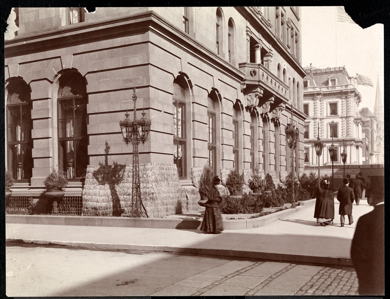 Kilátás a Waldorf Astoria Hotelre és a J. J. Astor rezidenciára az 5th Avenue mentén, a 33. és a 34. utcában, New York, 1895 (ezüst zselatin nyomat) alkotó: Byron Company
