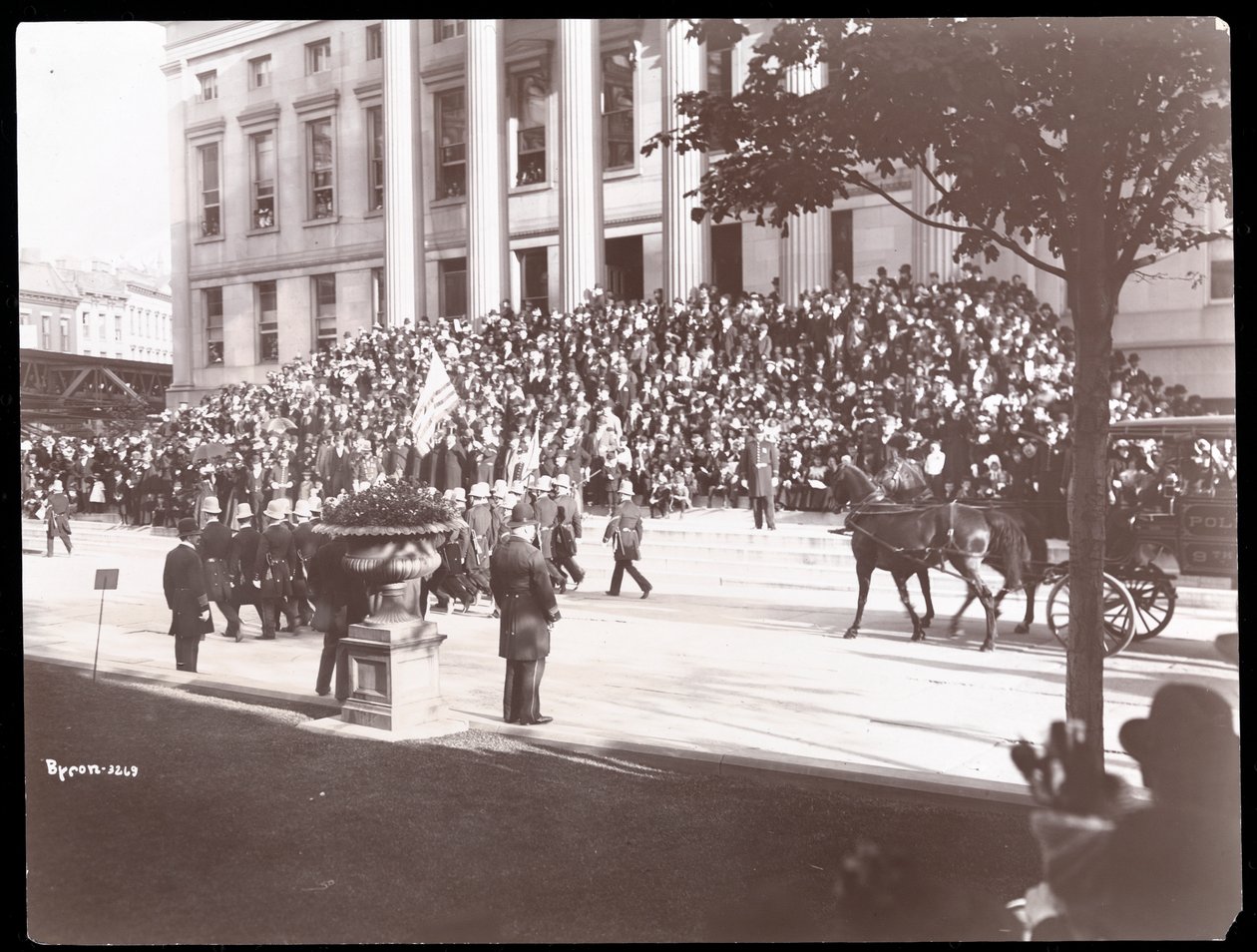 Kilátás a tömegre a Brooklyn Borough Hall lépcsőjén a brooklyni rendőrparádé alatt, 1897 (ezüst zselatin nyomat) alkotó: Byron Company