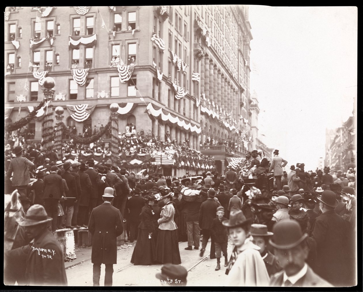 Kilátás a tömegre a Waldorf Astoria Hotel közelében, a 34. utcában a Dewey-parádé alatt a Fifth Avenue-n, New York, 1899 (ezüst zselatin nyomat) alkotó: Byron Company