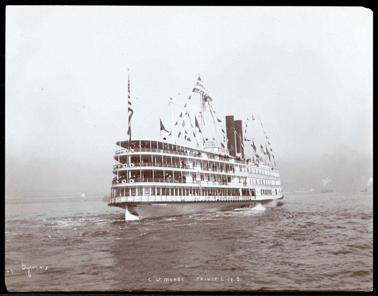 Kilátás a C.W. Morse gőzhajóra, feltehetően a Hudson folyón, West Point közelében, Lajos battenbergi herceg látogatásakor, 1905 (ezüst zselatin nyomat) alkotó: Byron Company