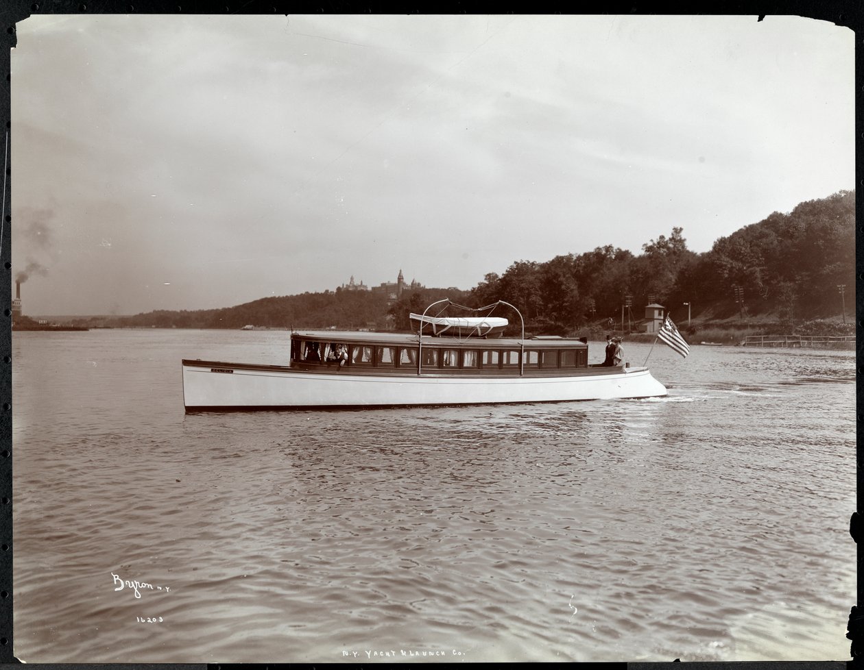 A New York Yacht, Launch und Engine Co. Delicia nevű jachtjának látképe a Hudson folyón Morris Heights közelében, New York, 1903 (ezüstzselatinos nyomat) alkotó: Byron Company
