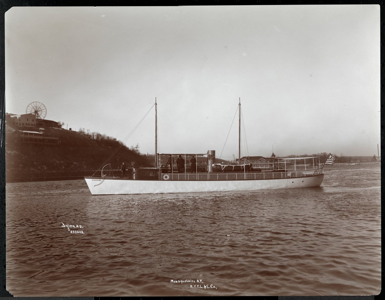 Kilátás a Mousquetaire of the New York Yacht, Launch und Engine Co. jachtról a Harlem folyón, New York, 1905 (ezüst zselatin nyomat) alkotó: Byron Company