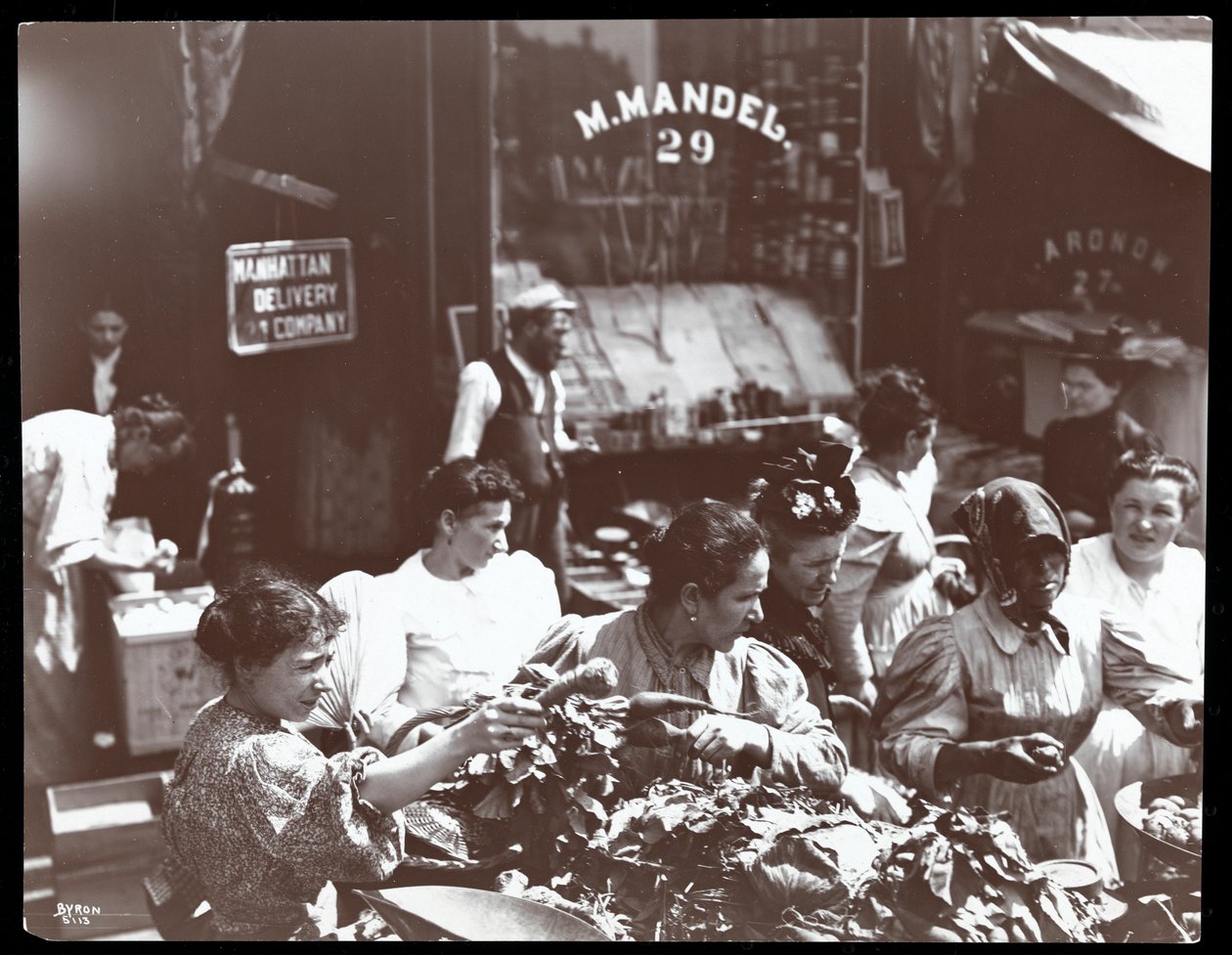 Zöldséget vásárló nők képe a New York-i Hester Streeten, 1898 (ezüst zselatin nyomat) alkotó: Byron Company