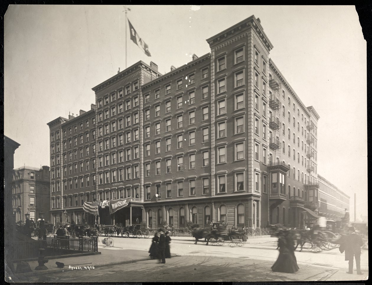 Windsor Hotel at 5th Avenue from 46th to 47th Streets, New York, 1898 (ezüst zselatin nyomat) alkotó: Byron Company