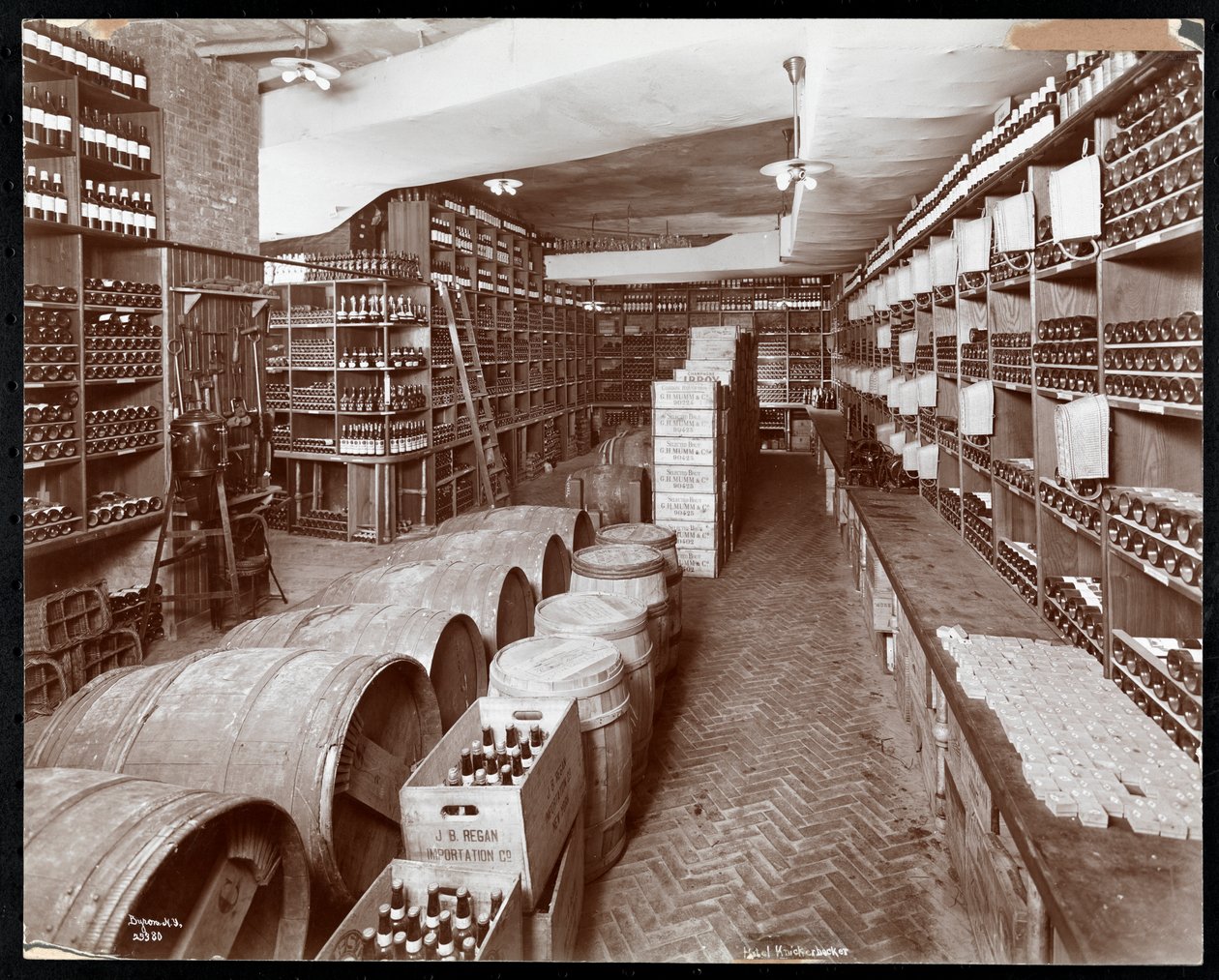 Borospince a Hotel Knickerbockerben, 1906 (ezüst zselatin nyomat) alkotó: Byron Company