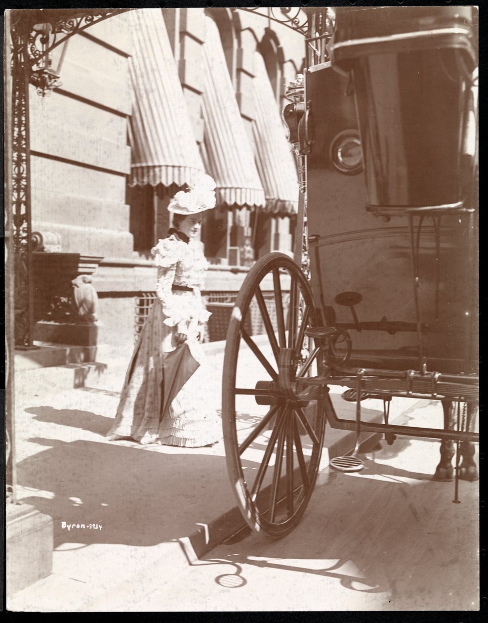 Nő közeledik egy hintóhoz a Waldorf Astoria Hotelben, 34th Street és 5th Avenue, New York, 1897 vagy 1898 (ezüst zselatin nyomat) alkotó: Byron Company