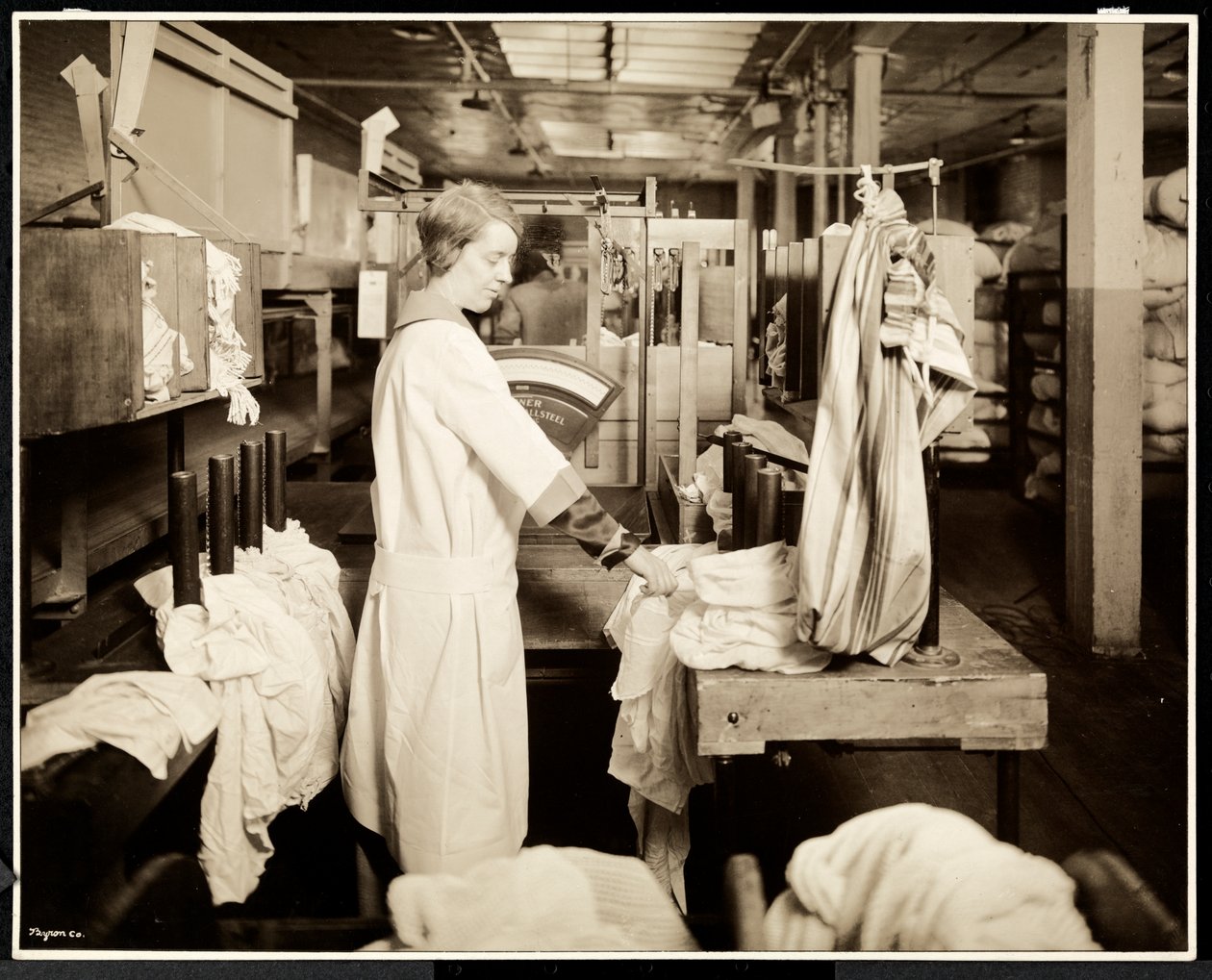 Nők, akik zsákokat jelölnek meg a Carolyn Laundry-ban a 111 East 128th Street, East Harlem, New York államban, 1928 (ezüst zselatin nyomat) alkotó: Byron Company