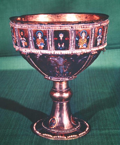II. Római császár (940-963) kelyhe 960 körül (szardonyx, aranyozott ezüst, cloisonne zománc és gyöngy) (lásd még: 230930) alkotó: Byzantine