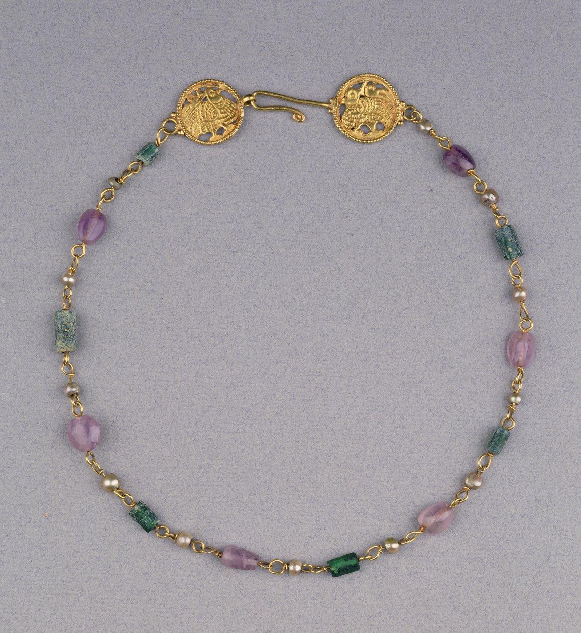 Arany nyaklánc gyöngyökkel, ametiszttel és zöld üveggyöngyökkel, két arany áttört gömbbel, 400-550 körül (arany, ametiszt és üveg) alkotó: Byzantine