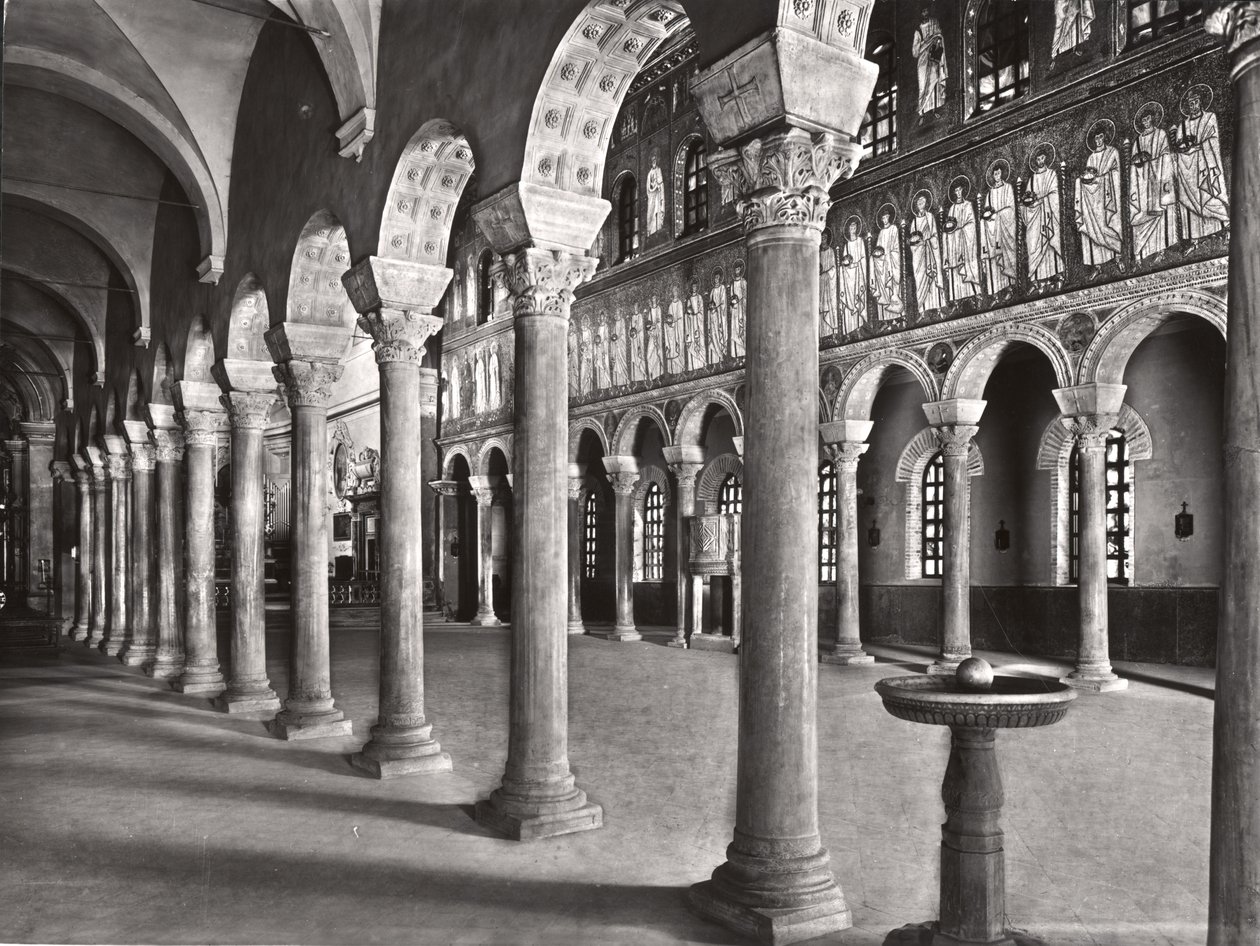 A hajó belső képe a Mártírok Menetét ábrázoló mozaikokkal alkotó: Byzantine School