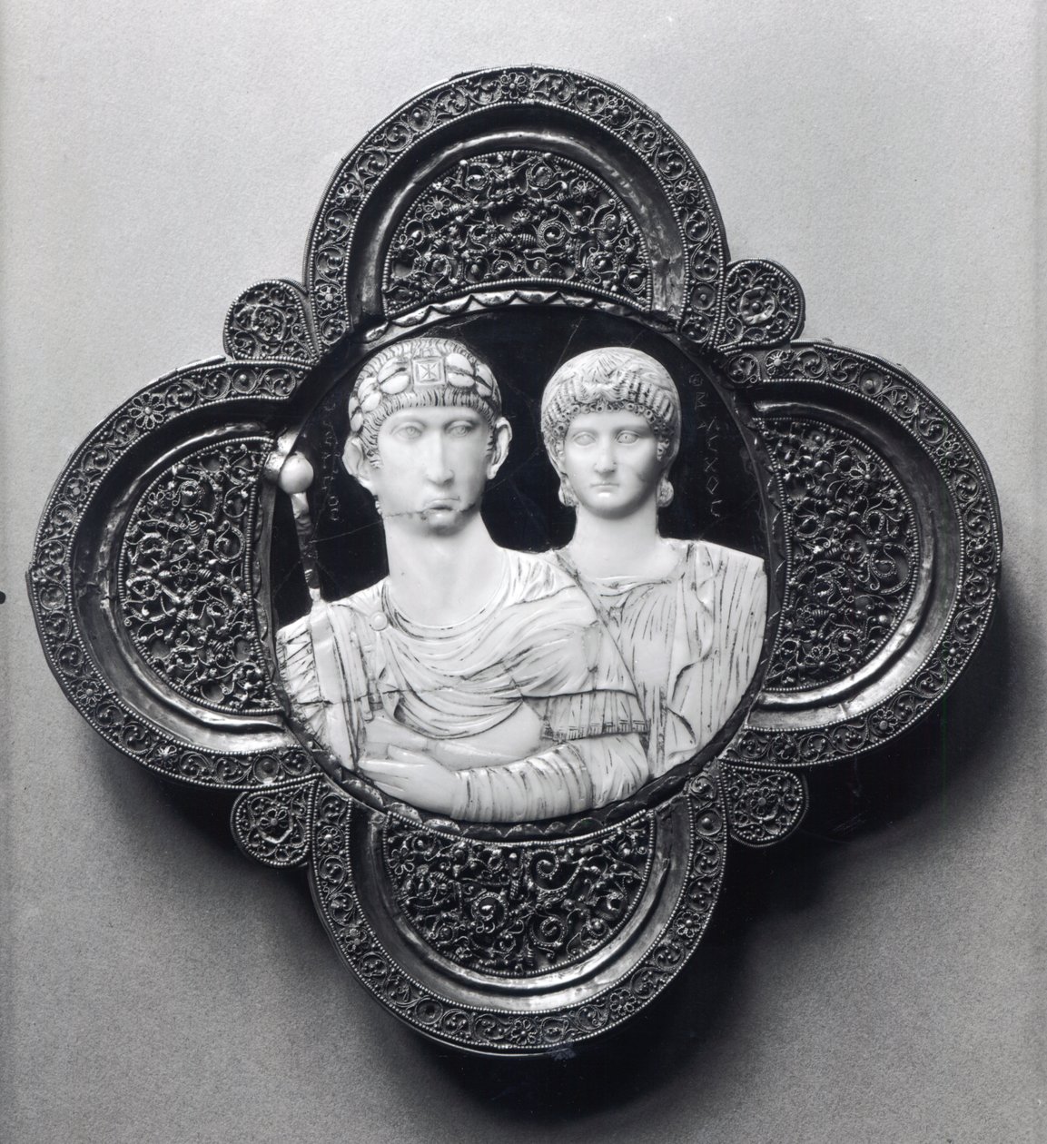Honorius császárt (395-423) és feleségét, Máriát (elefántcsontból és fémből) ábrázoló Cameo (lásd még: 189590) alkotó: Byzantine